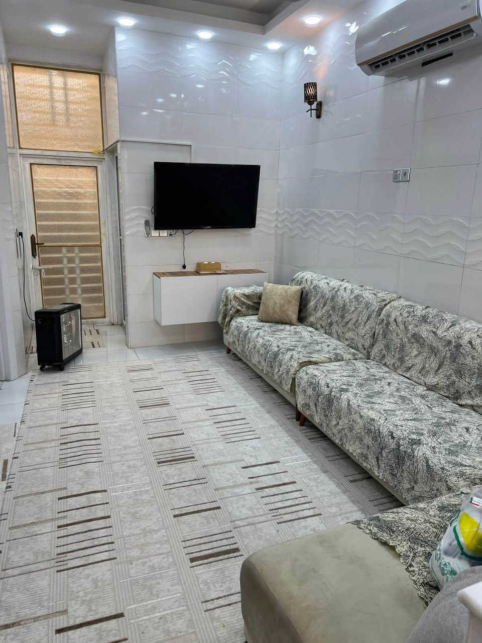 ء
📍 الموقع: حولي أبو مهدي المهندس

يبعد عن الشارع الرئيسي حوالي 50 متر فقط

المساحه 100 متر

جهة السفارة التركية

✨ مواصفات الدار:

▪️ غرفة

▪️ صالة

▪️ مطبخ حديث

▪️ استقبال

▪️ صحيات عدد 2

▪️ على شارع

▪️ تباع مع الأثاث الكامل

📌 عنوان الدار على خرائط كوكل:

32°35’16.2”N 44°04’09.7”E

🔺 المنطقة هادئة ومرتبة جداً

🔴 نوع العقار: عقد زراعي

💰 السعر مناسب للجادين فقط75 مليون 

📞 للاستفسار والاتصال:

*********** واتساب 

0773970373

“بيت جاهز للسكن الفوري مع أثاث مرتب ونظيف”
