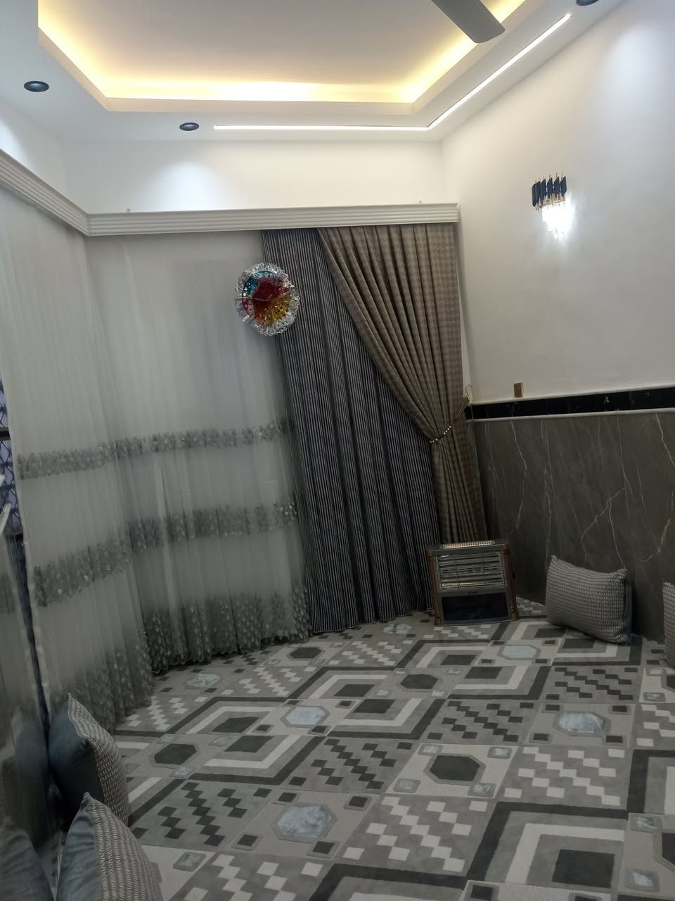 السلام عليكم بيت رقم مساحه 100م الوجه 5 والنزال 20 بناء حديث 2024 معامله واصله للتقييم باقي دفع التقييم فقط بناء جديد المنطقه العبجيه خلف مدرسه الشهيد حسين عطيه السعر 65 وبي مجال للاتصال ع هذا الرقم ***********
