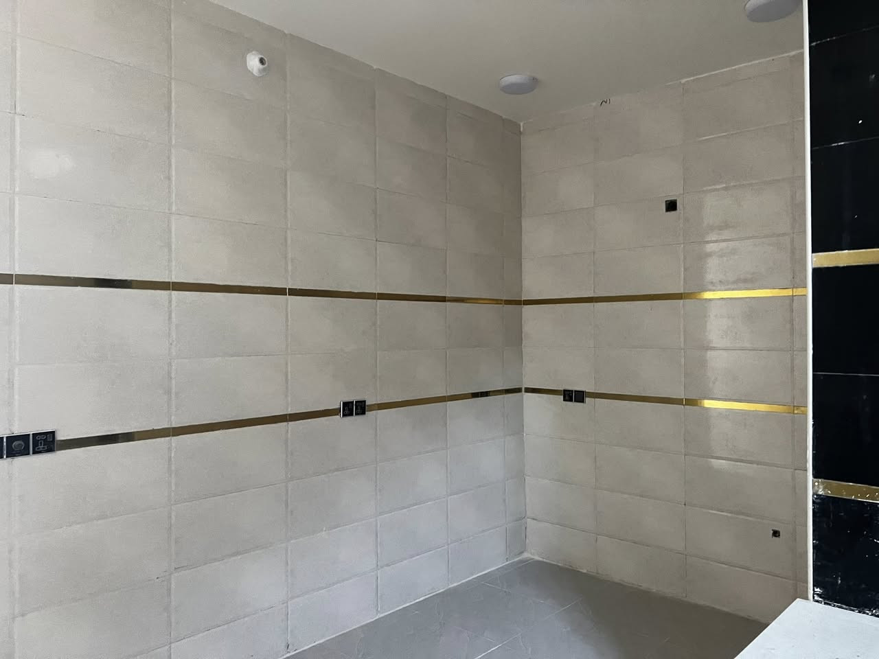 دار للبيع طابو زراعي سند 25 تحويل مباشر مساحه 100 متر بناء حديث صار شهر من كمل موقع البيت البكرلي ثانيه شارع مخبز ليمونه خلف مضيف الشيخ نعمه عرض شارع 10 متر كافت الخدمات متوفره يحتوي البيت غرفه نوم ستقبال  كليدور مطبخ حار بارد مجمع صحيات وحمام داخلي بيتونه كبيره السعر 77 بيه مجال من يرغب بشراء الدار الاتصال علي الرقم ***********
