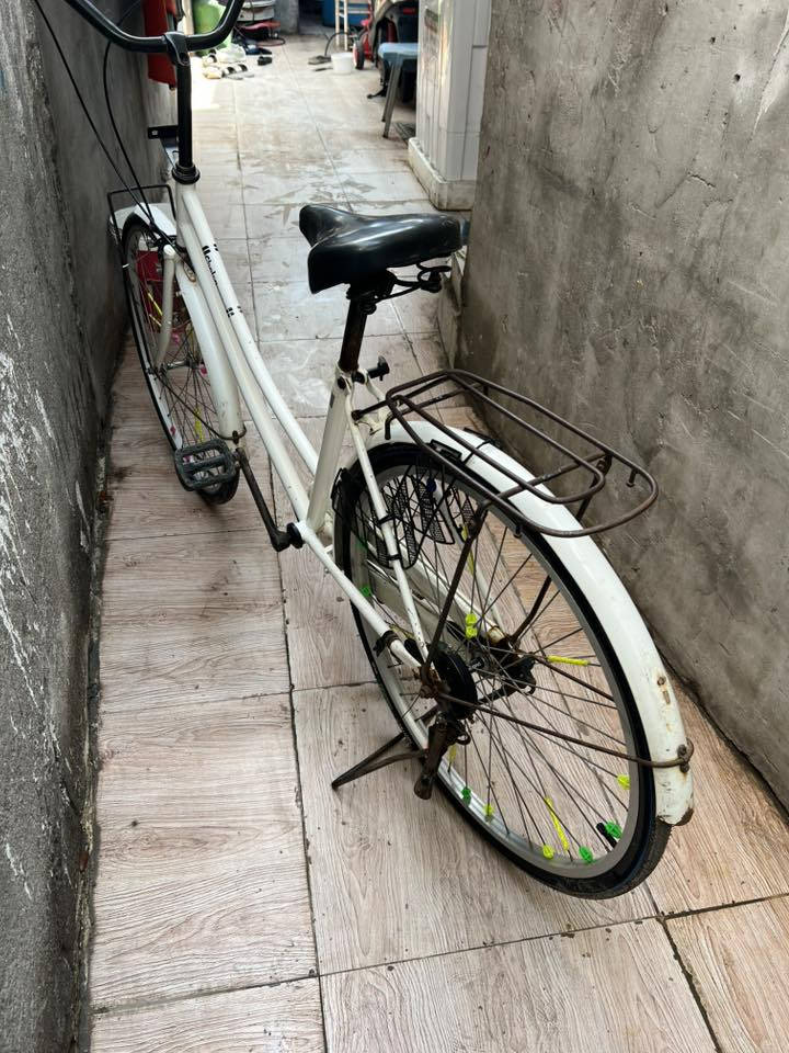 السلام عليكم للبيع حجم٢٦ نضيف ما نقصه شي سعر١١٠ وبي مجال مكان حيانيه ***********
