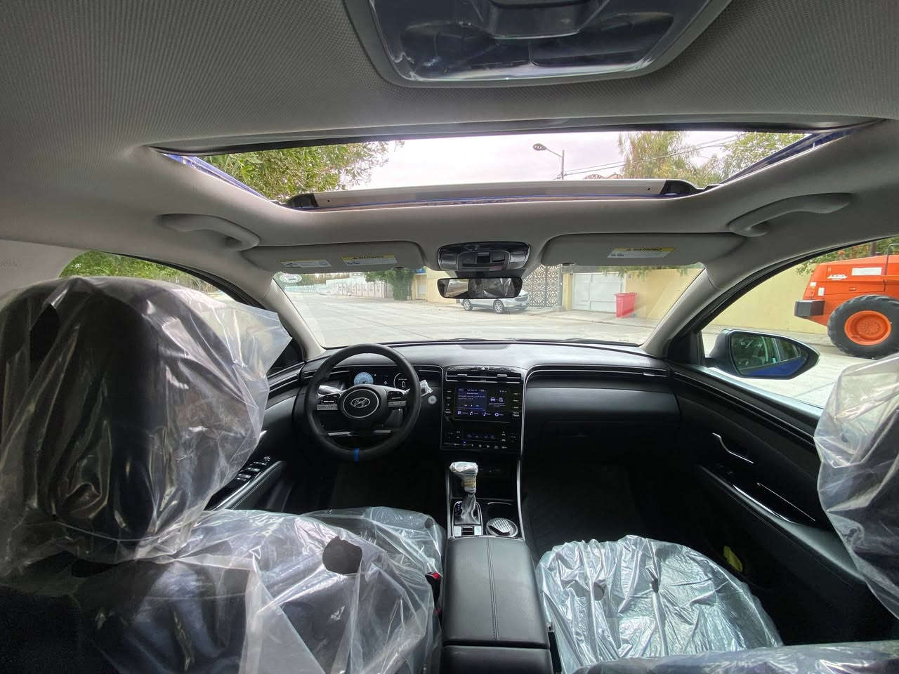 السلام عليكم ورحمة الله
هيونداي توكسان 2022 وارد أمريكي 🇺🇸
لون جويتي
ممشاها: 55,000 كم فقط
حادثه بنيد فقط بدون لا دواخل ولا لغود ولا شواصي ولا بدنه حادث خفيف جدا ورصعه بالجنطه

محرك 2.5 لتر تنفس طبيعي (4 سلندر)

قوة 187 حصان 💪

عزم 241 نيوتن.م

قير أوتوماتيك 8 سرعات (تقنية حديثة ناعم جداً)

نظام دفع أمامي (FWD)

نظام Drive Mode (اقتصادي / رياضي / عادي)

شاشة وسطية كبيرة لمس (8 إنج)

Apple CarPlay + Android Auto

بلوتوث + USB + AUX

شاشة معلومات عدادات رقمية

كاميرا خلفية 

نظام تشغيل بصمة + دخول ذكي (Smart Key)

تشغيل عن بعد (Remote Start)

مثبت سرعة (Cruise Control)

شاحن موبايل لاسلكي

نظام صوتي

نظام ثبات إلكتروني (ESC)

نظام مانع انزلاق (TCS)

نظام مانع انغلاق المكابح (ABS)

نظام توزيع قوة الفرامل (EBD)

نظام تحذير مغادرة المسار (Lane Assist)

نظام المحافظة على المسار

نظام تحذير الاصطدام الأمامي

فرامل طوارئ تلقائية

كشف النقطة العمياء (Blind Spot)

تبريد قطعتين

مقاعد قماش

تحكم كهربائي بالمقاعد

تدفئة مقاعد

تحكم ستيرن كامل (صوت + مكالمات + مثبت)

فتحة سقف 

إنارة LED أمامي وخلفي
سياره عليه عدسات اوزون ضمان سنتين حقيقي لايت قوي جدا 

Daytime Running 

نظيفة جداً ما تحتاج صرف

ممشى حقيقي 55,000 ألف كم

مكانه النجف 
رقم الهاتف: ***********
