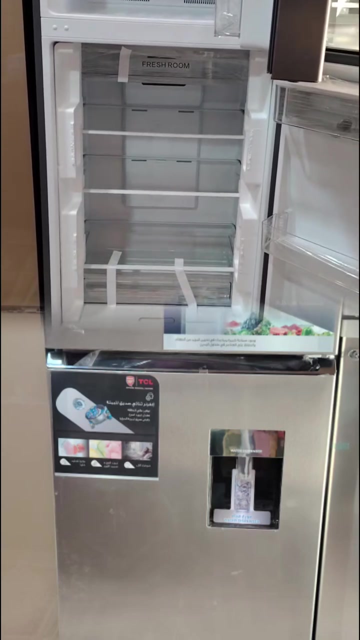 المواصفات والميزات الرئيسيةسعة هائلة (Super Capacity): توفر مساحة داخلية كبيرة لتخزين كميات أكبر من الأطعمة.عاكس ثنائي صديق للبيئة (Twin Inverter): يعمل على توفير استهلاك الطاقة وتقليل الضوضاء.تبريد وتجميد سريع: ميزة التبريد السريع للحفاظ على نضارة الأطعمة وخفض درجة الحرارة بكفاءة.موزع مياه خارجي (Water Dispenser): مدمج في الباب السفلي للحصول على ماء بارد بسهولة.نظام منع التجمد (No Frost): يمنع تراكم الثلج داخل الفريزر.كفاءة الطاقة: تحمل ملصق كفاءة استهلاك الطاقة باللون الأخضر (فئة ممتازة).


**إذا كنت صاحب هذا الإعلان وتريد حذفه لأي سبب، رجاءا أرسل رسالة إلى الدعم الفني**