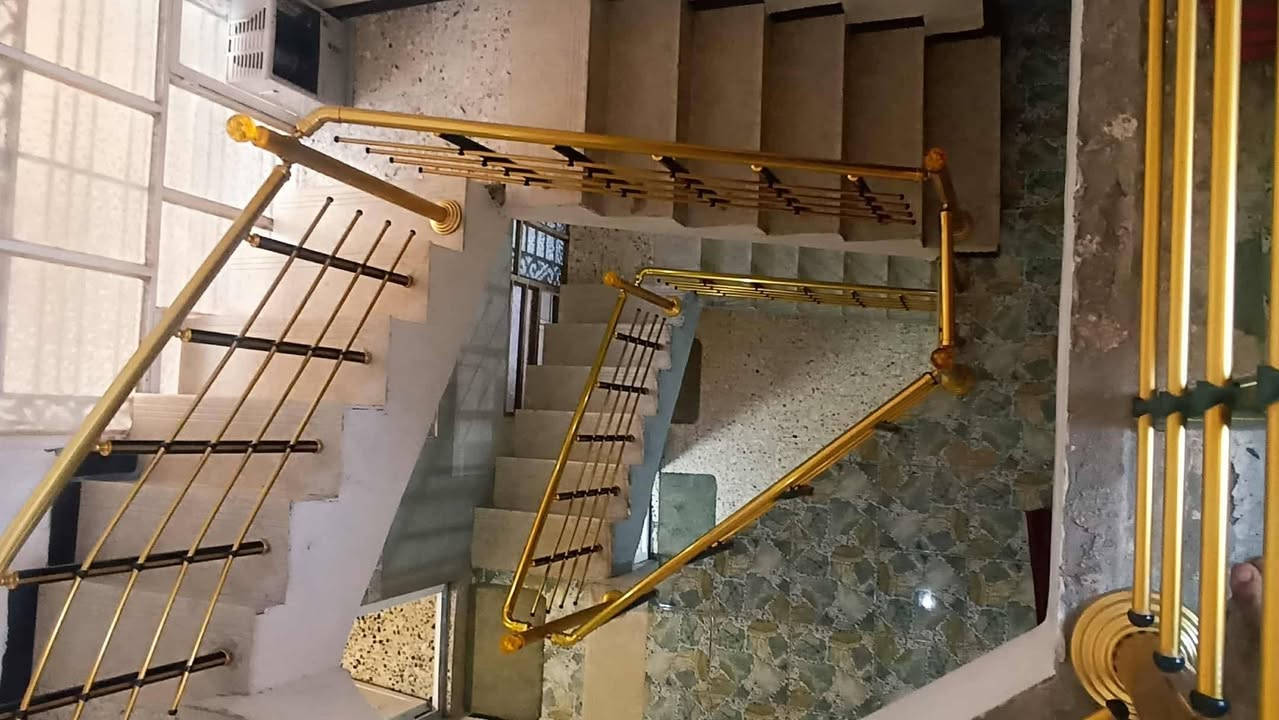 لبيت بناء جديد نقص واجهة 120متر إرتفاع عالي من الشارع رفت ديكورات داخلية ماكو بيت مقابيه مدرسة شارع جبير مالته ابصف الركن السعر خاص أو اتصال على هاذ الرقم ***********
