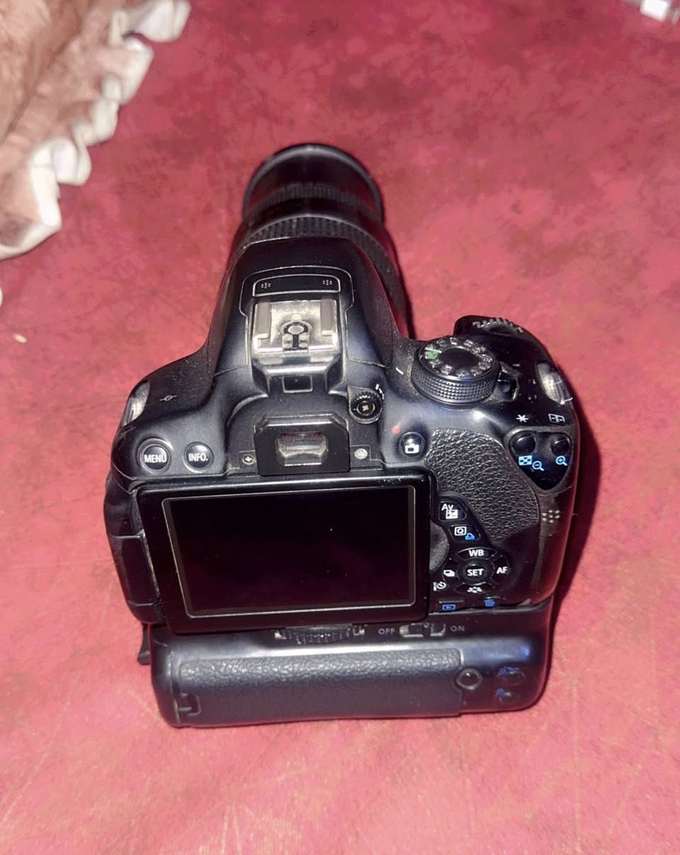 كانون D700شاشا لمس نضيفه كلشي بيها شغال 
عدسه 75. 300
رام 
شاحنه 
احزام 
بسعر مناسب / *********** بي واتساب
