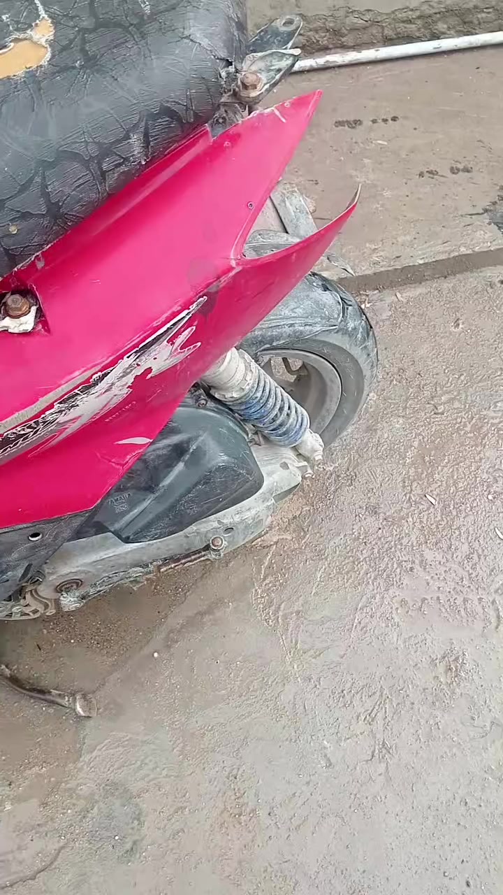 السلام عليكم 
سكنس نثية 140 الدراجة شلعة ومعدل مثل ما موضح بالصور ما ناقصها اي شي اما الي يكول شنو هذا الصوت فهو صوت كلجات واهل الخبرة يعرفون الدراجة ابد ما عطلت بية تشتغل هندر اما السلف رادلة بس باتري لان البيهة ميت ما يشغلهة  رايدهة ب250 مكاني الدورة 
***********
