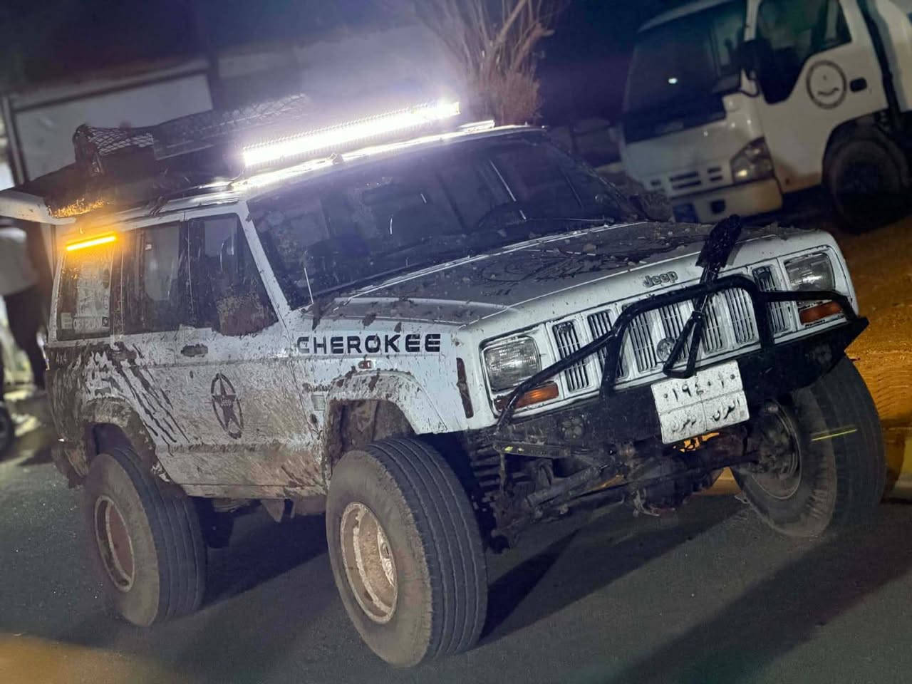 السلام عليكم شباب جيب شيروكي نظيف رقم دهوك موديل 92 محدث 2000 للبيع السعر 55 ورقة وبيها مجال للطيبين
***********
