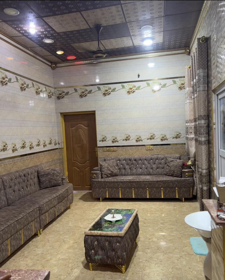 السلام عليكم دار للبيع النجف مزارع ميسان مقابل العسكري عمود 240المساحه 100متر بناء درجه اولا جديد***********
