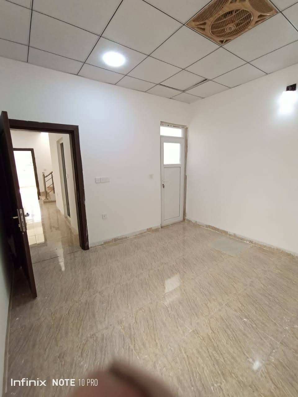 بيت للبيع في شقلاوه مجمع ئافاس ١٦٠ متر موقع ممتاز يتكون من غرفتين نوم وصالة وحولي ومطبخ وصحيات منفصله وحديقة وكراج ويبعد عن سوق شقلاوة ٣ دقائق ويسجل باسم كل من يحمل الجنسية العراقية وبسعر (( ٣ )) دفاتر و (( ٩٥ )) ورقة وللاستفسار يرجى الاتصال واتساب ***********
