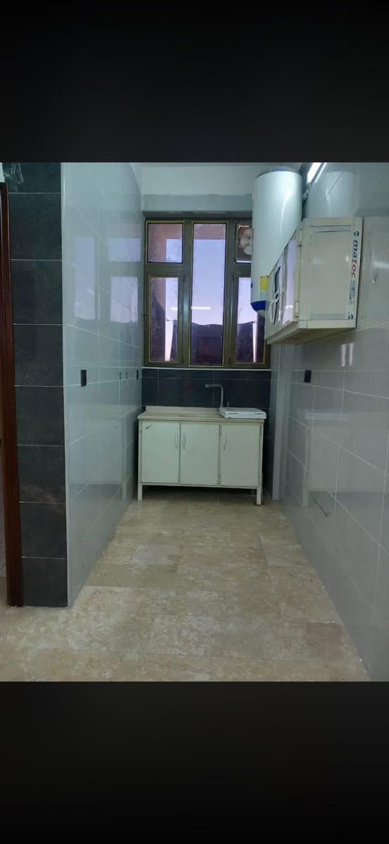 سلام عليكم يتوفر لدينا شقق جاهزه درجه اولى خدمات مصعد شغال24 ساعه خط مولده جاهز. خط انترنيت جاهز سنلايت مركزي حراسه نظام مراقبه الكامرات الشقه المطبخ جاهز سنك ماطور ماء سخان 
اتصال ***********
الموقع حي جوادين قرب السوق
