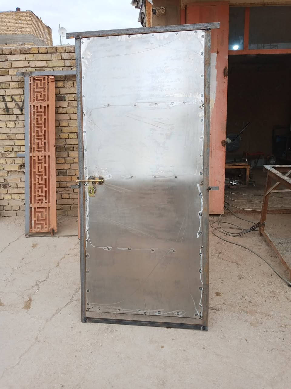 ابواب حديد الثقيل جميع القياسات من متر الى 70،سم،، سعر 55،،، مكان حي الامير مقابل جامع شيخ محسن،، ***********
