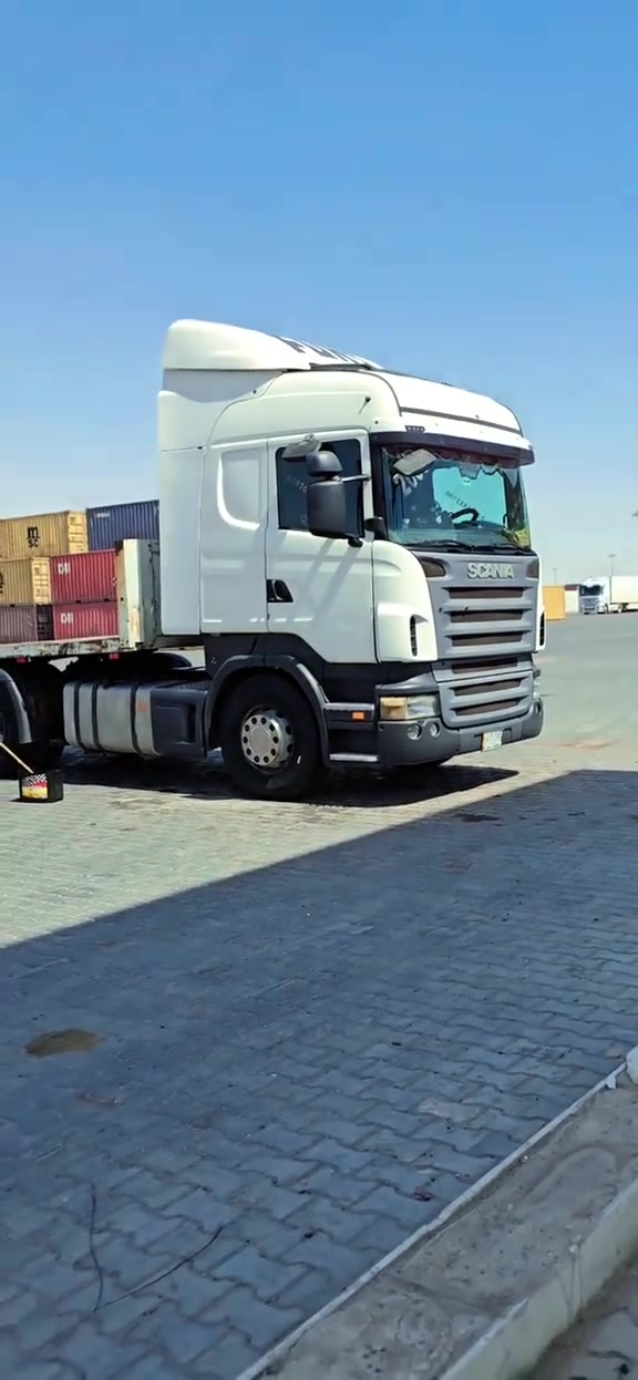 السلام عليكم 
سكانيا للبيع راس وعربانة 
موديل 2006 حجم 420 R
گير 900  4×4 
عربانه مجموعة ساف دسك بريك 
تخم تاير راس وعربانه 
سنوية لل 2027  

للاستفسار ***********  
غير متواجد ع النت
