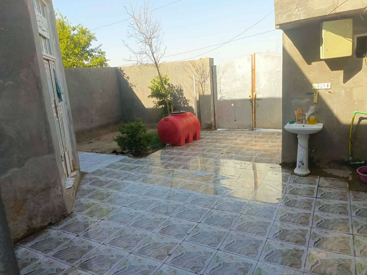 السلام عليكم .دار للبيع طابو زراعي سند 25 تحويل مباشر باسم المشتري ... العنوان المعارة طريق الزوار طريق العويسات حي السجاد قرب شارع البزل...المساحه 200 م مربع يتكون الدار من طابيقين الطابق الاول غرفه نوم واستقبال وصاله ومطبخ وصحيات خارجيه وداخليه والطابق الثاني غرفه نوم ثانيه...بناء حديث ..الدار كامل مكمل جاهز للسكن  مابي اي نقص ...السعر مناسب جدا قياسا مع الأسعار السعر 38 وبي مجال جيد للشراي الجاد...للشراء تفضل خاص او اتصل ب*********** واتساب
