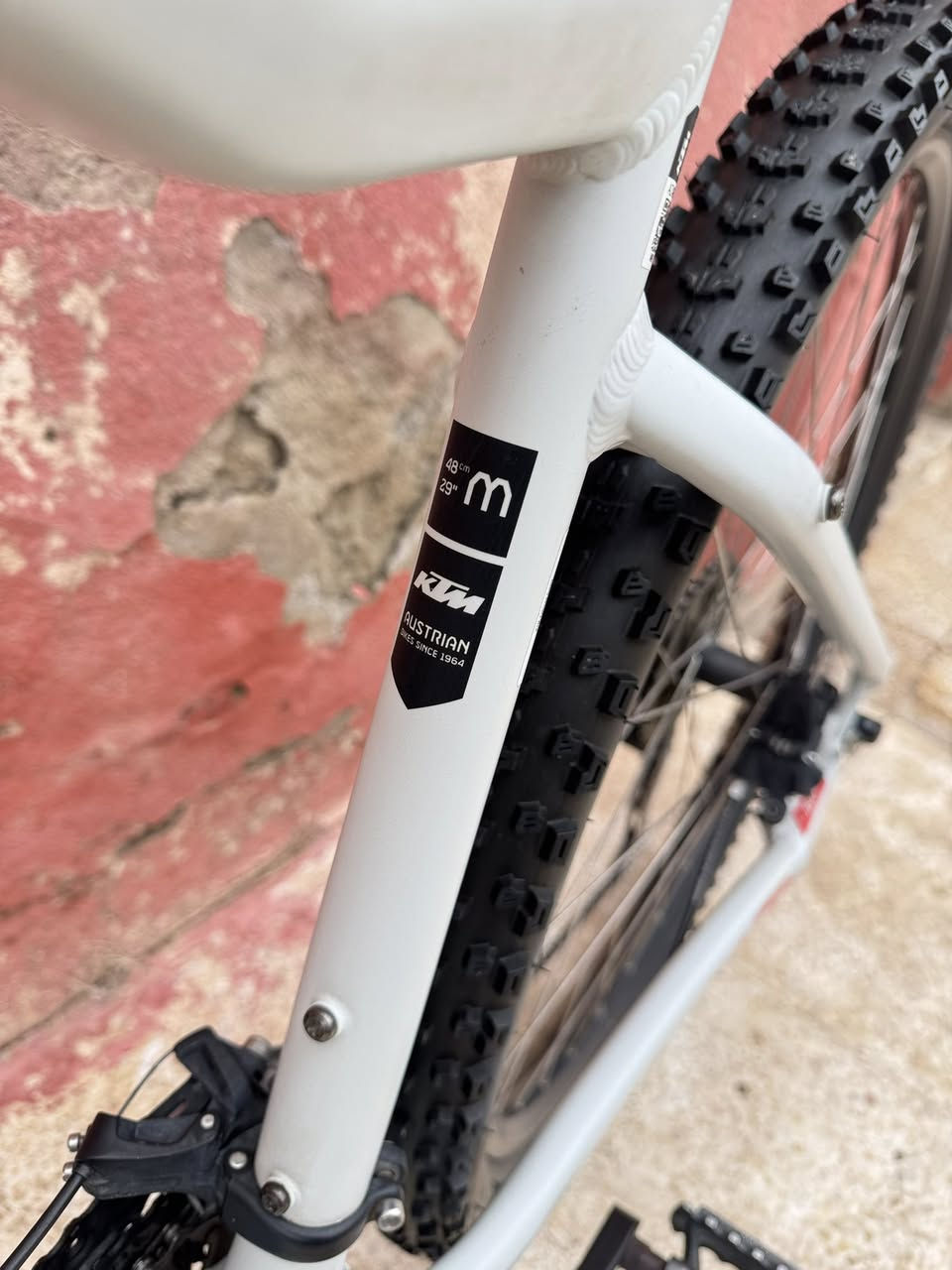 السلام عليكم اخواني ماركة (KTM)غني عن التعريف 
حجم 29 قياس M فريم 48 معدنه المنيوم 
بريكات دهن شيمانوا  دبل فتح قفل تحكم 
سستم شيمانوا التوس 3/9 ناقل خلفي XT مثل موضح بل صور كلهاا بلادي صنع في نمساوية 
 وياله ورقبه وسكانه وبيدرات كلها ختم واحد KTM نظافة 90بل 100 سعرهاا 500 الف وبي مجال 
الاستفسار *********** عنواني موصل 
معرض الفهد تتوفر خدمة توصيل لجميع 
محافظات العراق وتحياتي للجميع

