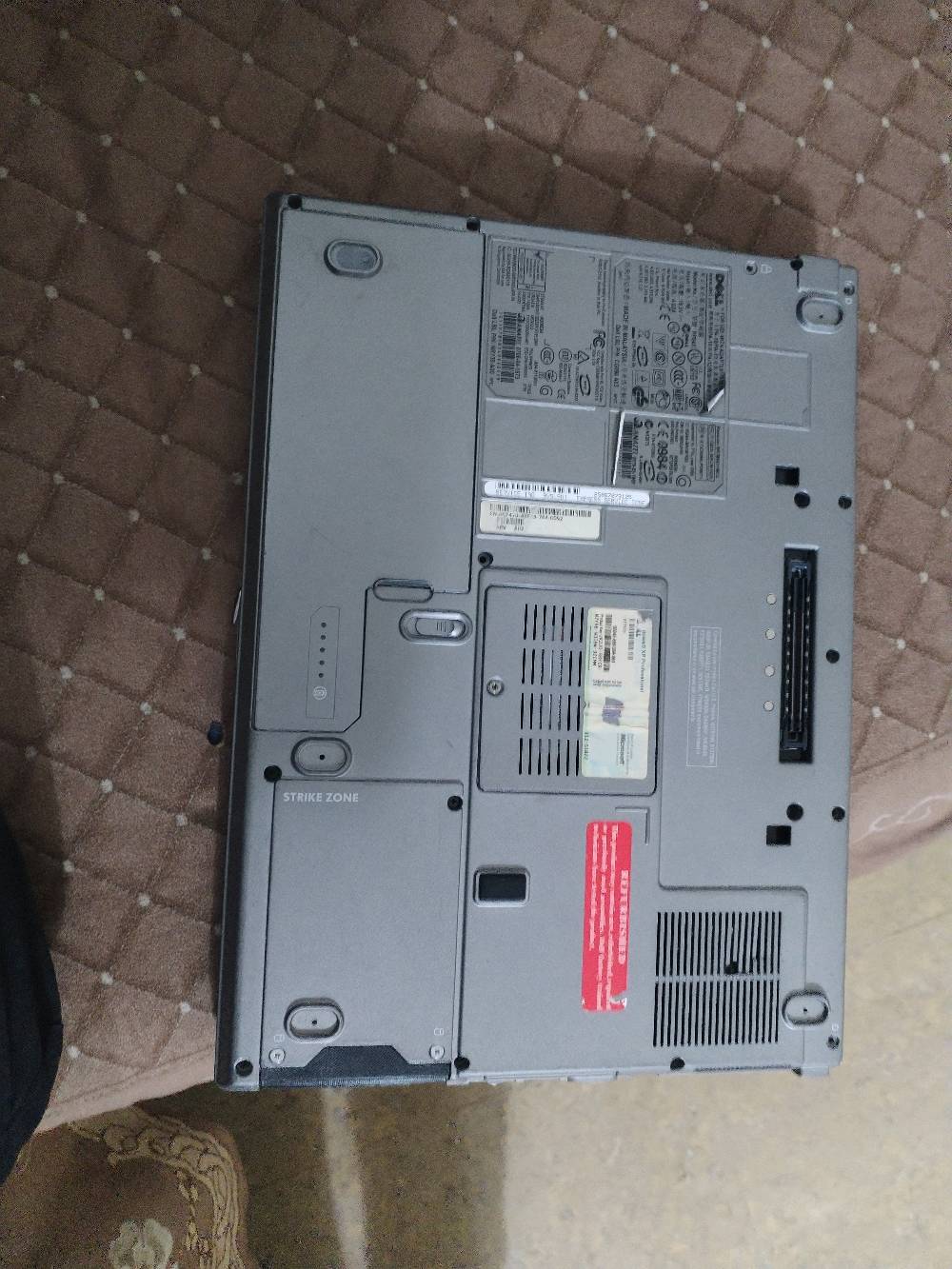 السلام عليكم متوفر جهاز لابتوب dell latitude d820 ذاكرة 160 gb وياه شاحنتة الجهاز نضيف يحتاجله تنصيب وندوز ٧ ويشتغل كبل عالشحانة بسعر ٣٥ الف