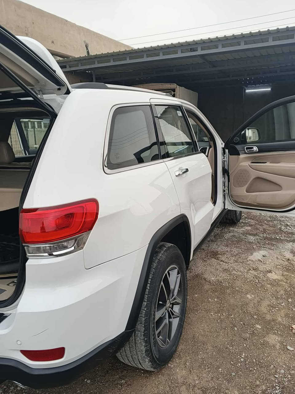 السلام عليكم جيب لاريدو لمتد 2017 أمريكي، مواصفات ليمتد فول بدون صبغ بدون ضربه، ماشي 84 ألف سگف پانوراما كشنات هيثر وتبريد سياره نضيفه حيل.
للتواصل على الرقم : ‏‏ 0773 558 8255
