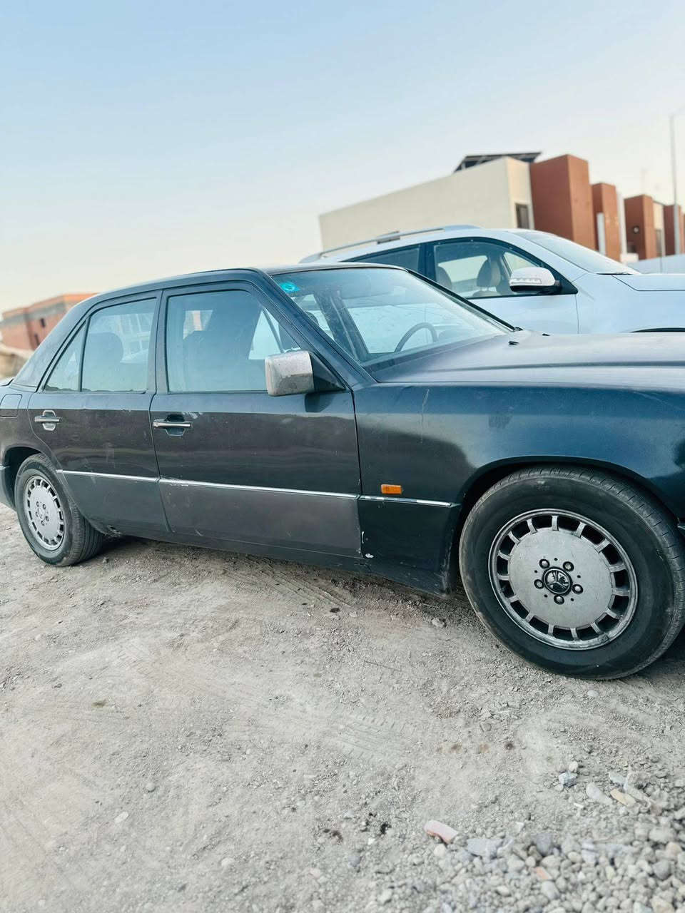 سلام عليكم 
مارسدس دب رقم دولي بسمي موديل 88 *E 300 مكينه 320 خراطيم دواخل نضيف سدر امامي خلفي قواعد بلاد تبريد ثلج فتحه سقف كهربائيات شغاله سعر 60 وبيه مجال ***********
