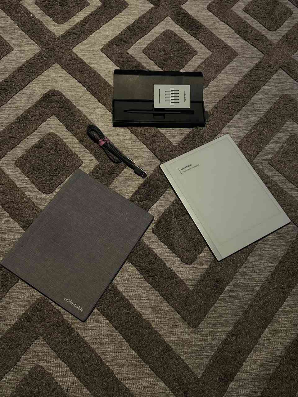 سلام عليكم 
متوفر reMarkable 2
مع قلم وحافظة وكيبل شحن 
حجز وتساب *********** او خاص
