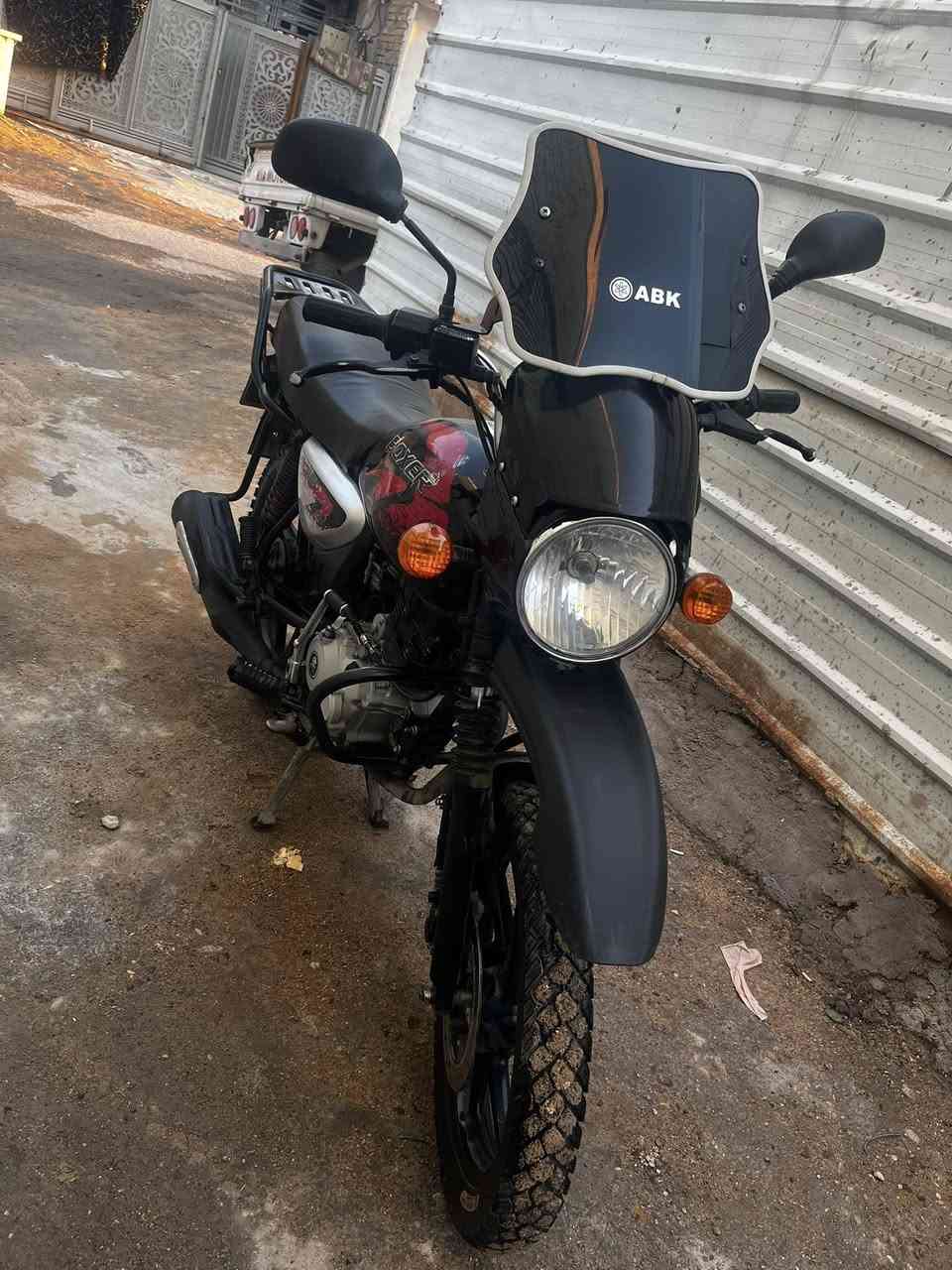 بوكسر جبلي 2023 كفالة عامة مرقم مشروع وطني بأسمي لوحتين وسنوية بكل مكان تتحول تحويل مباشر دراجة مكفولة من كلشي مال طالب جامعي يروح بيها للدوام ويرجع ممشتغلة دلفري ابدددد كلجات جديدة دراجة نكرة ابدل دهن كل 10 ايام مكينة خرسة مداريها من كل النواحي ومكفولة كفالة عامة فقط مبدل بوشة من شركة بجاج تجي تفحص وتقتنع مكاني بغداد البياع متواجد رصيد وواتساب *********** السعر (2400)مليونين واربعمية وبيها مجال للشراي
