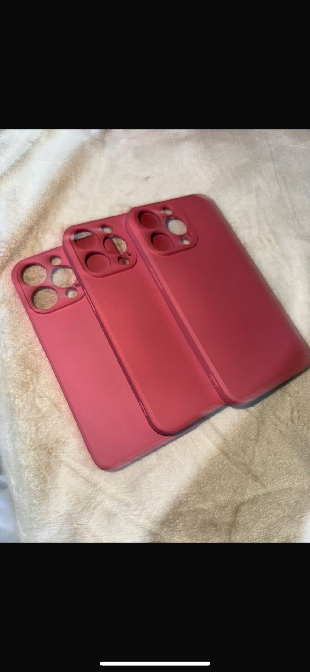 عندي ثلاث كفرات آيفون لون وردي غامق، مناسبة لحماية جهازك وإضافة لمسة لون مميزة. الكفرات جديدة وغير مستخدمة، ومصنوعة من مواد عالية الجودة لضمان التحمل والحماية.