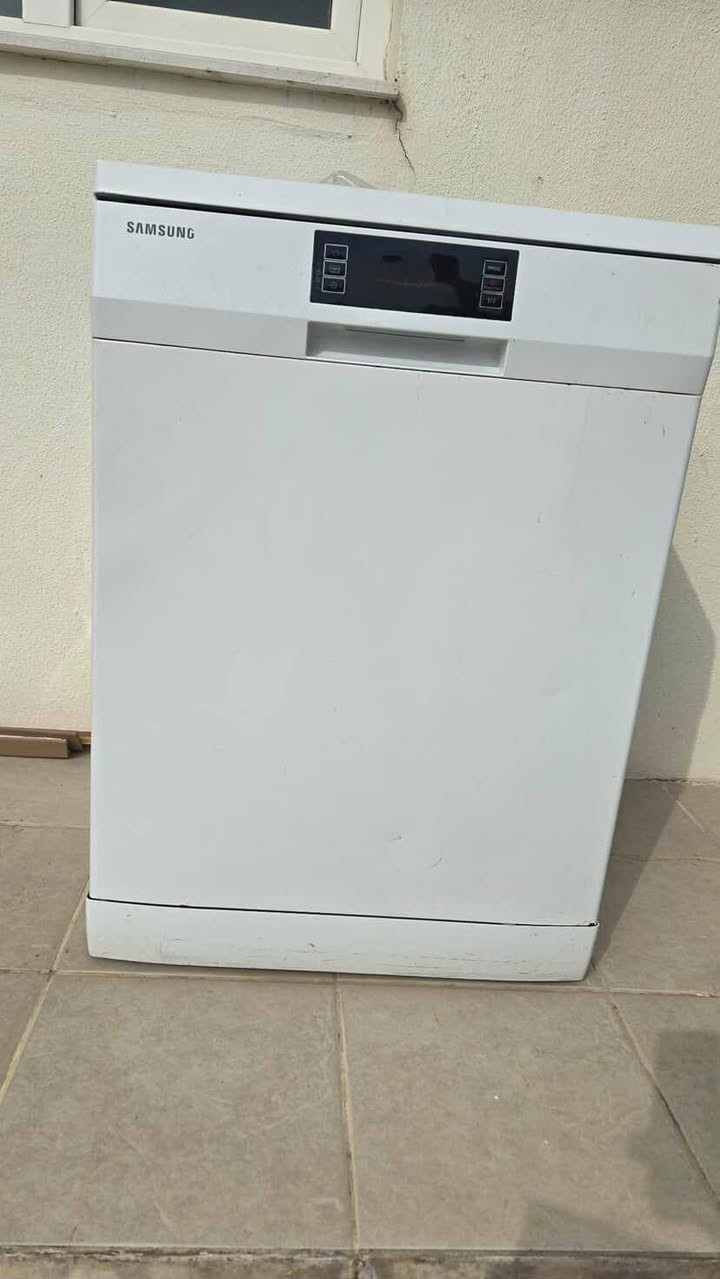 السلام عليكم .(للبيع).غسالة ملابس نضيف جدآ السعر ((165الف)) وغسالة صحون ((150)) الغسالات نضيفه كلش. مكانهن اربيل اتلانتك تواصل (***********))
