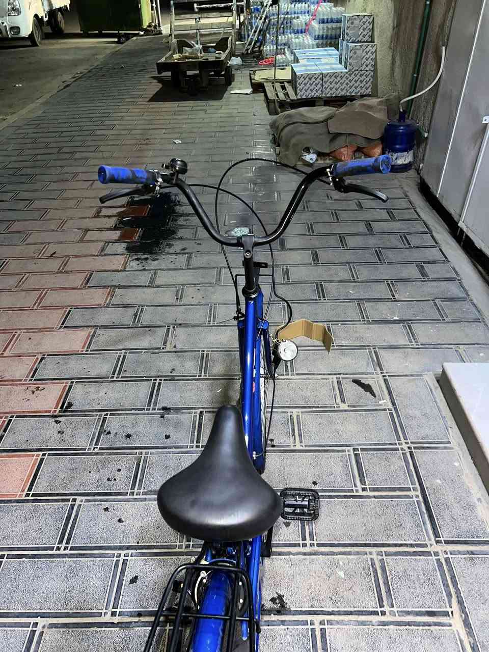 العنوان: لقطة الموسم للبيع: بايسكل مَلكي ياباني أصلي مقفل 👑 (زيرو مخزن بنايلون الشحن) 🚲
التفاصيل والمواصفات الكاملة:
إلى أهل النظافة والهاوين، للبيع بايسكل بالة ياباني أصلي 100% (ختم Made in Japan واضح ومحفور على صدر الشاصي بالصور). البايسكل بحالة الوكالة زيرو مخزن، بعده بقايا نايلون الشحن مالت المصنع عليه ومماشي بالعراق نهائياً.
 الشاصي (الهيكل): نوع حية مريح جداً، حديد متين بصبغ بلادي حراري يلمع بدون أي شخوط أو زنجار.
 الرقم التسلسلي: محفور على الشاصي (⁠TQ02132⁠) تابع لبلدية اليابان.
 نظام البريك الخلفي: بريك طاسة ياباني أصلي متطور (Roller Brake) قفل سريع وأمان عالي جداً.
 نظام الإضاءة: دينامو داخلي مدمج بسرة الجرخ الأمامي (Hub Dynamo)، يشغل اللايت تلقائياً وية المشي بدون أي ثقل أو صوت.
 الإطارات والجنوط: تايرات بلادية جديدة بنقشتها، والجنوط والأسلاك كروم تلمع.
 الأمان: قفل الحدوة الياباني الأصلي مثبت بالشاصي بلادي وية المفتاح ماله.
 الإضافات الكامله: يدات سكان زرقاء رياضية جديدة، سلة أمامية، وشيالة خلفية حديد بلادية متينة.
السعر: 165 الف دينار عراقي (وقابل لتفاوض بسيط جداً للشراي الصدكي).
الموقع: بغداد الشالجيه خل مستشفى المسرة 
ملاحظة: البايسكل لقطة مال قنية واستخدام عمر، واليفهم بالصناعة اليابانية يعرف هاي النظافة مستحيل تتكرر بهيج سعر لتواصل رقمي واتساب ***********
