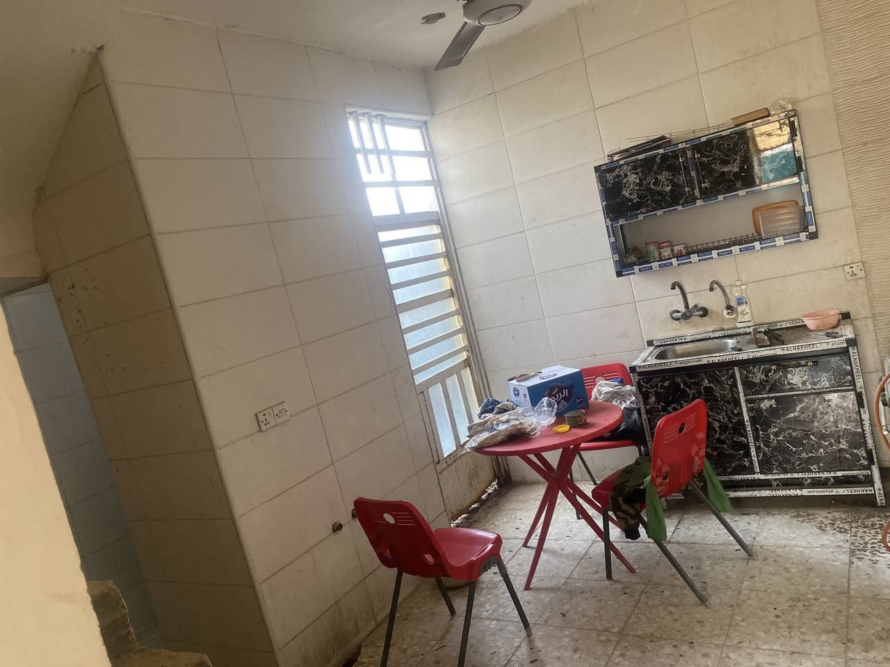 السلام عليكم
بيت مساحة 50 طابو سند 25، السريدات القديمة مربع الثالث على الشارع التجاري الي يربط بين الشعب والجزيرة السياحية، يشمل ماء كهرباء مجاري تبليط، والسعر47 وبي مجال بسيط ،، الهاتف *********** متوفر واتساب.
