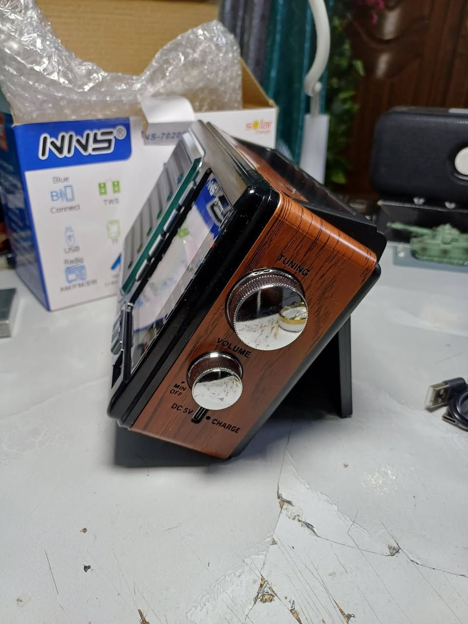 هذا الجهاز هو راديو محمول من نوع NNS NS-7020S متعدد الموجات.    المميزات الرئيسية: يحتوي على راديو FM/AM/SW ومكبر صوت مدمج مع إضاءة RGB ملونة. الطاقة: يدعم الشحن بالطاقة الشمسية بالإضافة إلى إمكانية التشغيل عبر شاحن USB المرفق. الوسائط: يدعم تشغيل ملفات MP3. التصميم: تصميم مدمج ومحمول للاستخدام في التنقل.


**إذا كنت صاحب هذا الإعلان وتريد حذفه لأي سبب، رجاءا أرسل رسالة إلى الدعم الفني**