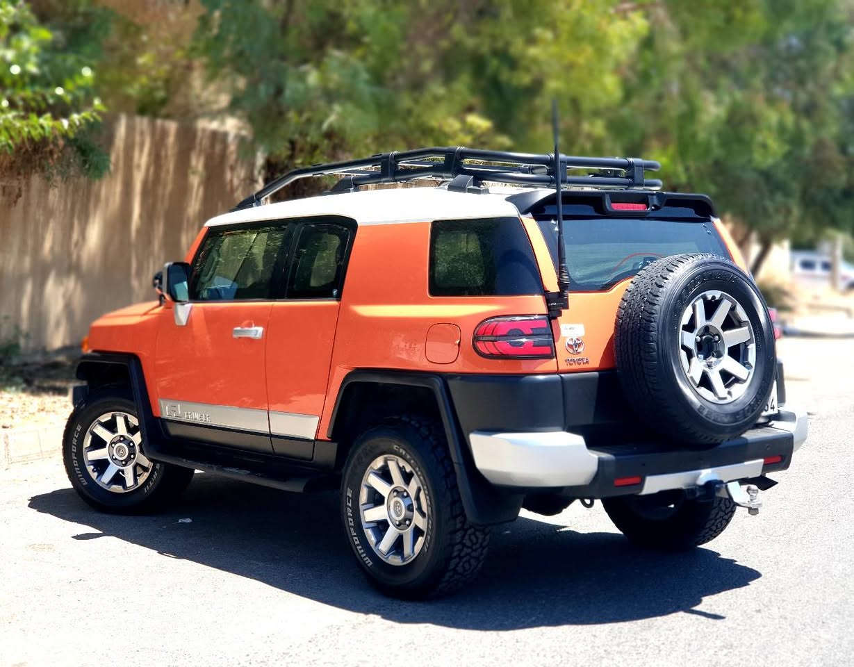 TOYOTA FJ 
مودیل 2013
مواصفات TXL 
المسافة المقطوعة 210 KM
محرک 6 سلندر
دیفلوک + A ـ TRAK
بدون صبغ و لاتعدیل ـ کفالە عامە
مواصفات خلیجي
کامیرا و شاشە ایباد
السعر 245 ورقە و مجال قلیل
کیر + محرک + تبرید + تحویل بشرط
رقم + سنویە + هزە کلها جدید
*********** موجود واتساپ ـ ڤایبر أربيل, العراق
