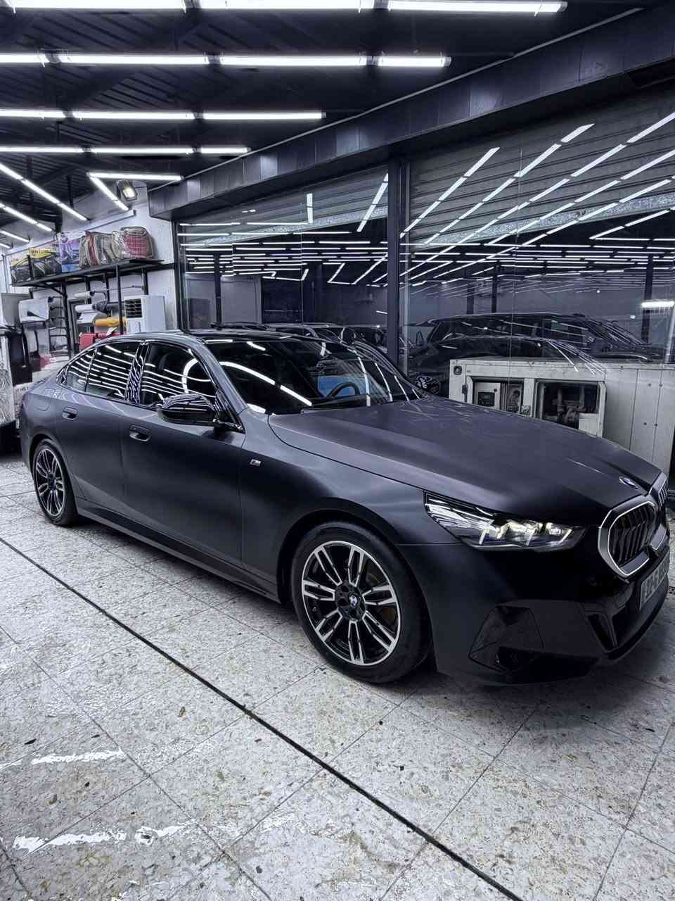 BMW 520 2024
وارد العروش خليجي 
مكفوله كفاله عامه بدون صبغ بدون بارد 
ماشيه 6,200 كيلو متر فقط 
محرك 2.0 لتر 4 سلندر تون تيربو  
السياره لونها اسود لامع  عليها ppf طافي 
مواصفات:
- ٤ كامرات 
- حساسات امامي خلفي
- كراسي جلد 
- كراسي كهرباء + كراسي ذاكره + ترفئة كراسي 
- جنطه شفط
- اوتو هولد
- بانوراما 
- مثبت سرعه
- زنون 
- قياده شبه ذاتيه
•بيها connect drive application
بعد بيها مواصفات كلش هوايه 
السياره اخت الزيرو
مرقمة رقم اربيل
سعرها60 الف دولار وبيها مجال  
‎600 ورقه
للاستفسار ***********

