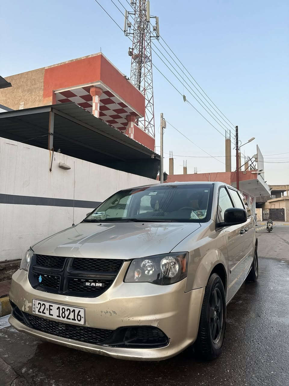 كرفان 2008 رقم اربيل محدث 2018 
مواصفات/ 6 جامات كهرباء  . كشنات بلع سياحي. مرايات جانبية كهربائي . 6سلندر. 3 قطع تبريد 7 راكب. شاشة ايباد.تخم تاير جديد . بطارية جديد. تخم صدر امامي وخلفي جديد مع درامشافتات. سيارة بجم كبس وصندوق كبس بدون ضربة. بدون تعديل بارد ، بدون صبغ ، ماعدا البابين السايق وخلف سايق 20 سم صبغ عالطول تحت تريشة ، مكينة كير بلادي مامفتوح بالشرط . ماشي 130 حقيقي. سنوية باسمي شرط تحويل ووكالة. 
السعر/ 125 $ وبيه مجال قليل 
رقم موبايل/. ***********
مكان محافظة كركوك قضاء داقوق
