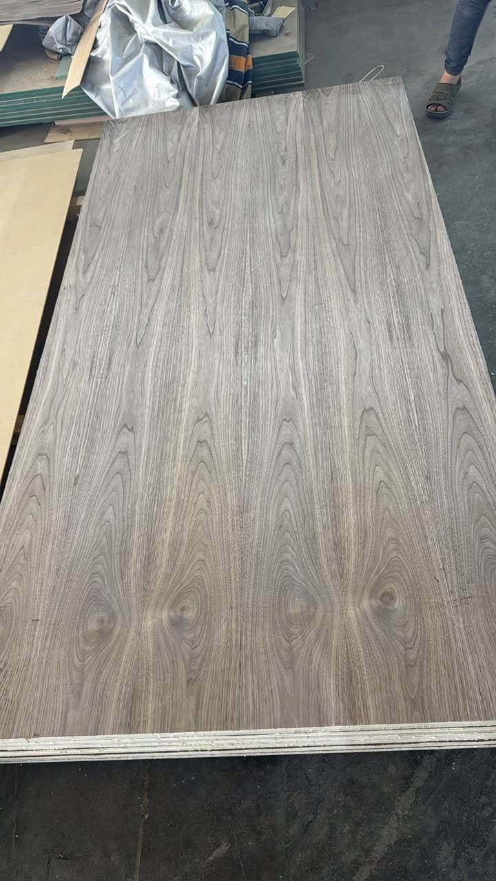 ‏متوفر لدينا طبقات mdf ضد الرطوبة اللون الأخضر فقط البيع خام والبيع مكبوس قشرة جوز والسنديان والزان وجه واحد أو وجهين
 الطبيعي فقط مع توفر الصمغ بالقشرة 
‏ 366* 183* 18 ملم
‏280*210 (7 ملم 10 ملم 18 ملم ) 
‏لا يتوفر مكبوس جاهز وإنما حسب الطلب 
‏للاتصال *********** 
واتساب ***********
