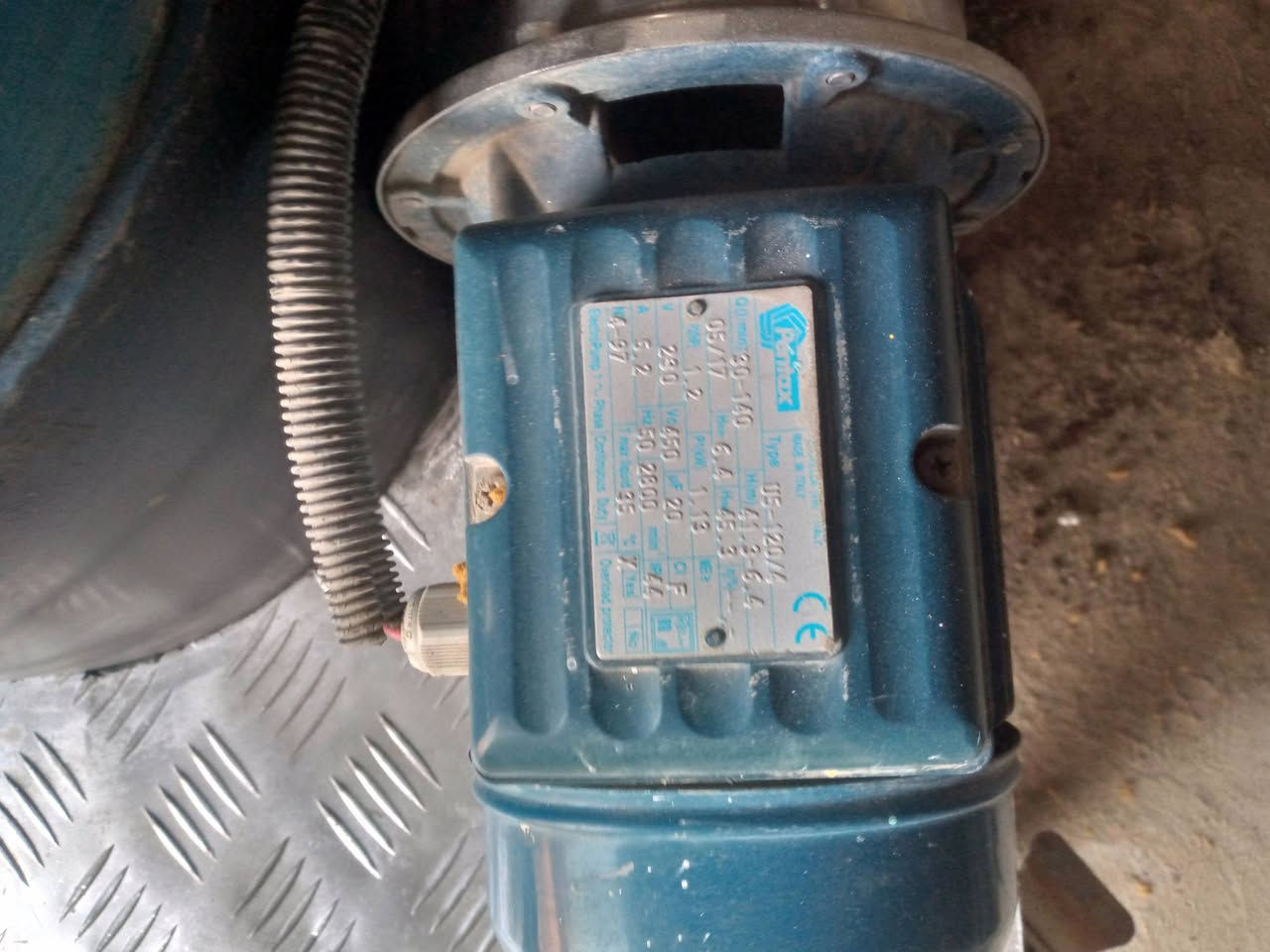 السلام عليكم
محطة واحد متر 
مضخات ايطالي 
تأسيس حار امل الشريف 
خزانات العدد 3
اثنين ابو 3000 الف 
واحد ابو 2000 
+ سنگ ترس دبات 
+ ماطور ترس 
املاح المنبرين 30 
ملاحضه احد الخزانات بي ضرب بسيط ومصلح 
السعر / 2 مليون و400
العنوان / بغداد المعامل
الرقم/***********
متواجد واتساب
