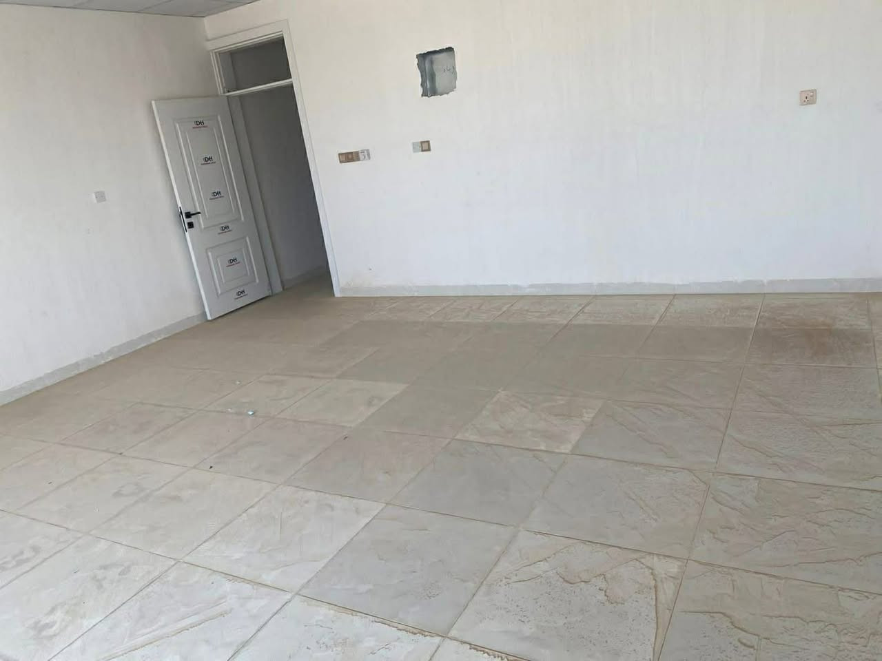 📍 العنوان: مجمع الشكرجي
🏠 بيت للبيع مساحة 120 متر — بناء حديث جديد  
📐 الواجهة 6 متر × النزال 20 متر  

🔹 تفاصيل البيت:  
▫️ مطبخ بارد + مطبخ حار معزول  
▫️ استقبال مفتوح على الهول والدرج  
▫️ مجمع صحيات  
▫️ غرفة نوم كبيرة بالطابق الأرضي  
▫️ الطابق الثاني يحتوي على غرفتي نوم كبار مع بيتونة  

💸 السعر: 68 مليون وبيه مجال قليل  

📞 للاستفسار: 0770506


**إذا كنت صاحب هذا الإعلان وتريد حذفه لأي سبب، رجاءا أرسل رسالة إلى الدعم الفني**