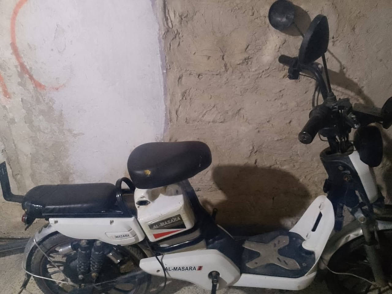 للبيع بايسكل شحن اربع بطاريات بس يرادله ترتيب شويه بطارياته زينات اسعر 200 الف وبيه مجال العنوان الرمادي الورار الشقق الحجريه رقم الهاتف ***********
