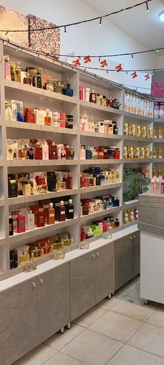 متاح محل عطور وحجابات كامل متكامل بضاعه كامله 
عطور تعبئه اكثر من ١٧٠ نوع 
عطور جاهز اصلي 
عطور جاهز كوبي 
حجابات بكل الأنواع 
ديكور كامل 
سبلت بلازمه جام خانه اناره مع موجهات وشغله خير من ا وبي معاميل بس صارلي ضرف وأريد وعرضته 
اجار مناسب 
وسعر مناسب 
تواصلو على الرقم 
***********
باقي التفاصيل والصور خاص كربلاء, العراق
