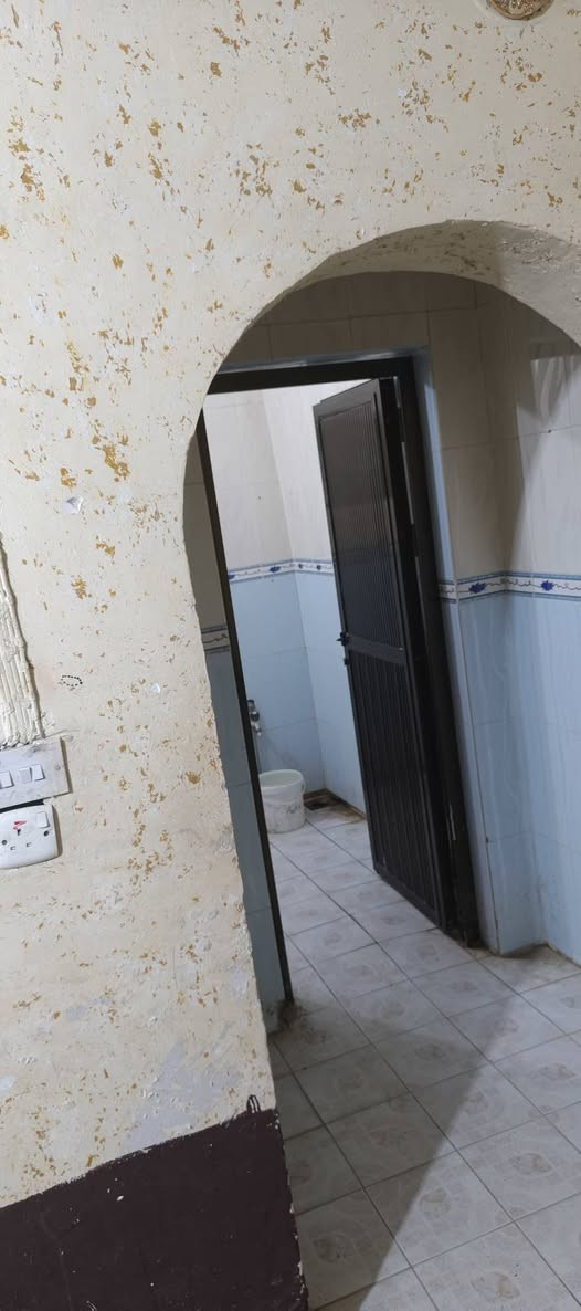 بيت للايجار شارع 60 خلف مدينة حمورابي مباشرة مساحه 350 متر طابق واحد  غرفتين نوم مطبخ كبير صحيات  هول داخلي كبير مع استقبال وحديقه كبيره  بناء قديم  سعر الايجار 350 الف  للاستفسار الاتصال على الرقم ***********
