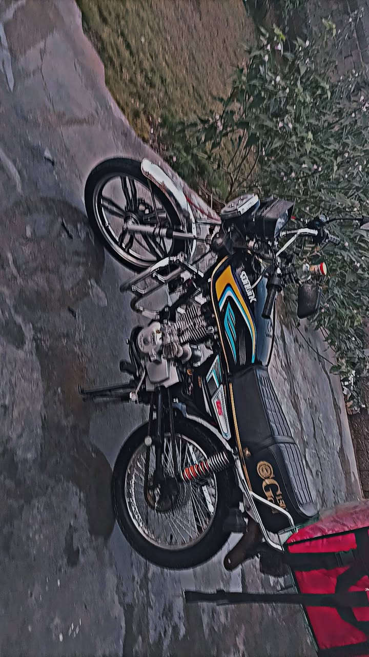 سلام عليكم  ايراني سيفان موديل 2022 محدثه 2025.   دراجة خير من ♥نكره سلف.  محرك 150. دراجة  كيف ماله ثالث مبوش  تنمر طبيعي تمشي لا تبخير لاتنقيص  فقط ثالث موبش 
سعر 425وبيها مجال الشراي  *********** العنوان بغداد تقاطع نهروان  . اورقها موجوده
