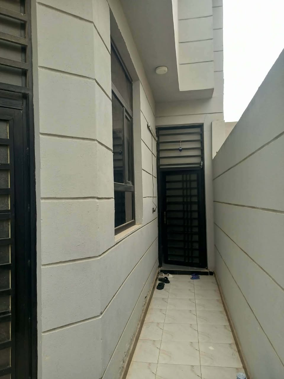 بيت للبيع في مجمع الروان السكني طابو زراعي سند 25خدمات سكنية كامله تبليط وماء وكهرباء طابو زراعي بناء كونكريت مسلح يحتوي على استقبال وصاله ومطبخ وغرفة نوم وحمامات داخلية وخارجية مساحة البيت 100 متر  بناء جديد ماصارله 6 اشهر درجة اولى كما موضح بالصور.
للأستفسار 
مكتب محمد البديري للعقار والمقاولات العامة 
*********** واتساب فقط
***********
