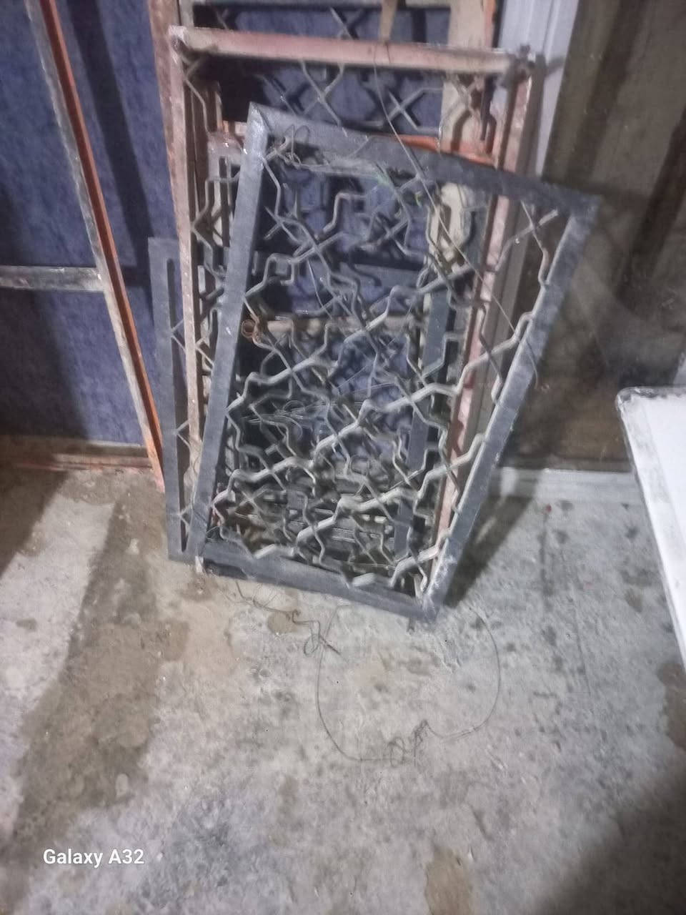السلام عليكم بيبان وشباك ومحجر شباك وهوائيات وبابين حديد وشاور ٢ ومغاسل ثنين للبيع شلع الاتصال ***********
