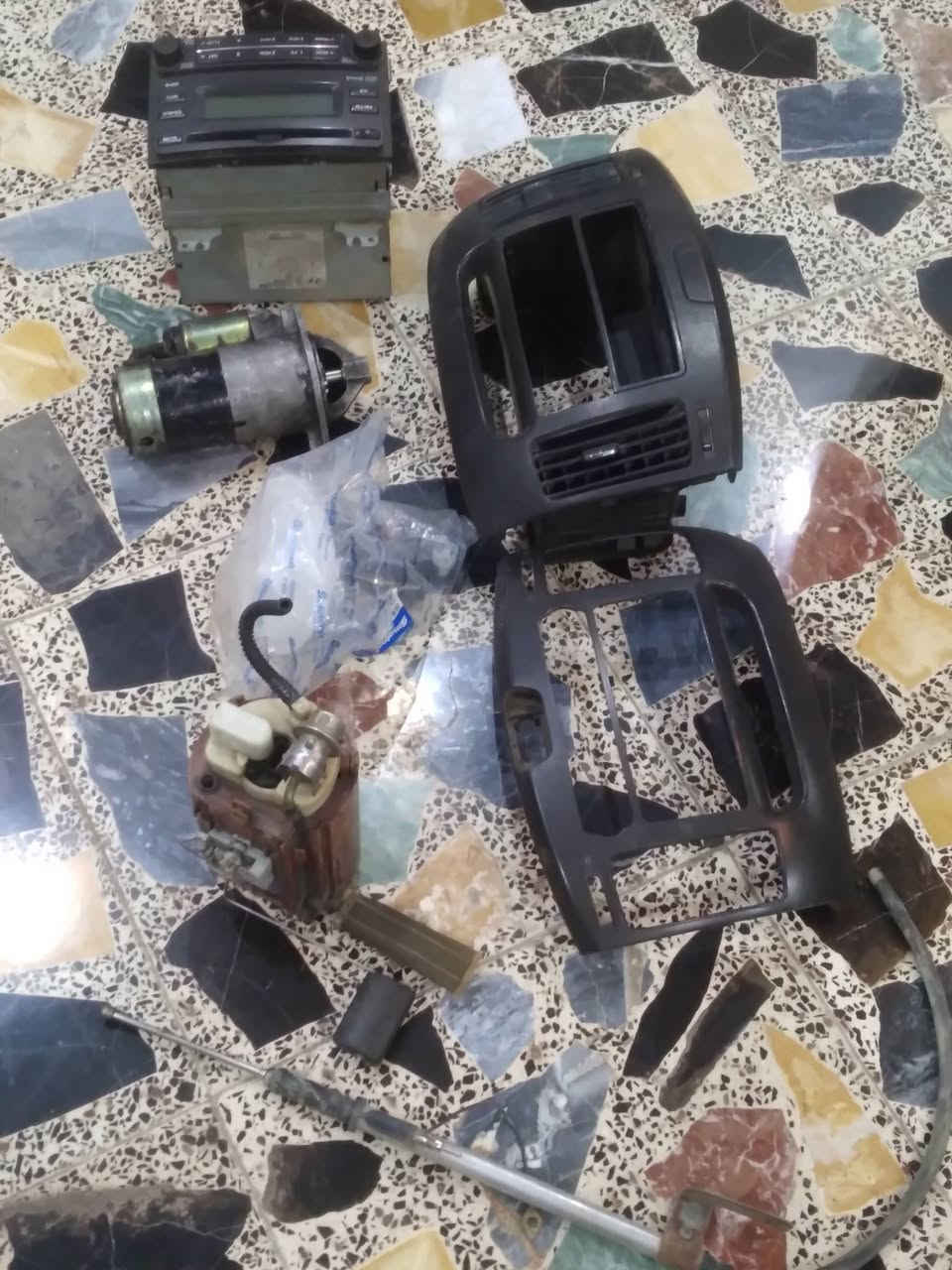 سلام عليكم غراض مال النتره سلف شغال ومسجل شغال بس التعلي خربانه قيمهن وخابرني *********** مكاني بغداد  حي ور
