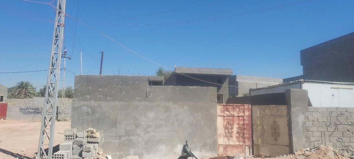 السلام عليكم
بيت للبيع موقعه بشارع 80 المساحة 170
البناء غرفه و هول ومطبخ و صحيات داخليه وخارجية البيت بي نقص بس بورك وبيتونه وارضية  و البيت بي معاملة بالطابو الاستفسار الأتصال على الرقم ***********
