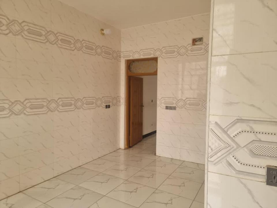 بيت للايجار  في ملحق الغدير مساحته ٥٠ متر نظيف جدا وحسب الصور … للاستفسار الاتصال على الرقم ***********
