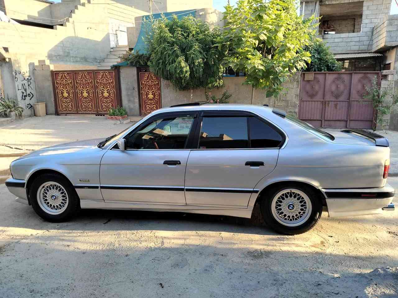 BMW 95 مەکینەی 525 دەبل دیجیتاڵ گێڕو مەکینەبەشەرت ئاڕمی هەولێرە بەشەرتی ئاڕۆم چوار تایوویلی لۆک کارەبای مەزبوت تەقەوڕەقەبەشەرت فولە سڵاید نیە تەبریدی نیە کامل بۆیاخە   شەخالە ماشەڵلە سەیارەکە جوانو پاکە 45مەعمەلە  ژ.م0751 919 4725

