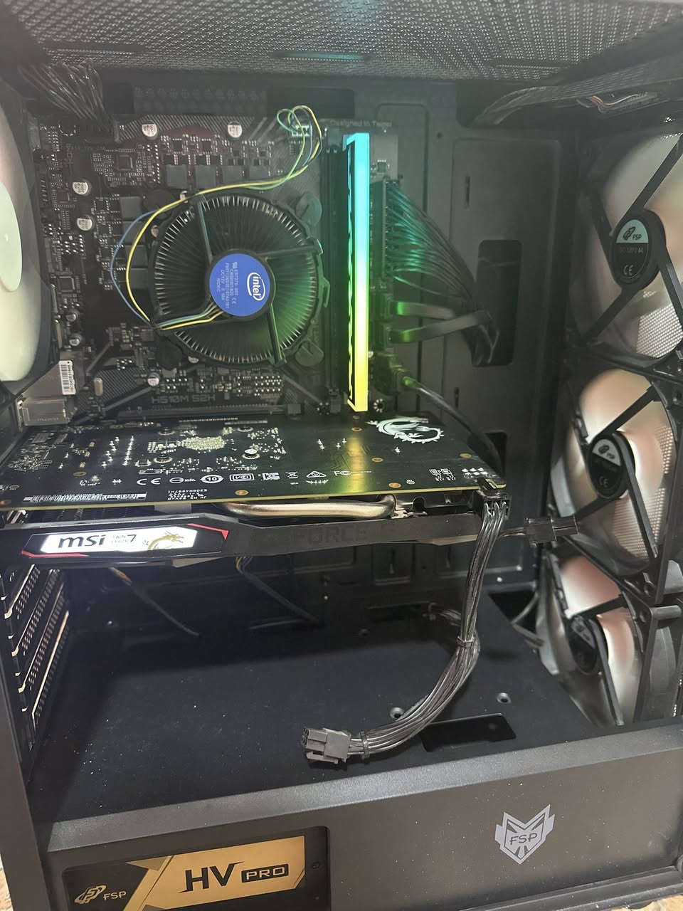 سلام عليكم 
اخواني للبيع كيس نضيفه كلش 

موصفاتها:
كرت gtx 1650 
معالج i3 10f
رامات 8gb 3200 rgb
مذربورد h510m s2h
بورسبلاي 550w hv plus من fsb 
كيس من fsb كلش مرتب 
المبرد نفسه الي يجي ويه المعالج 
سعرها ٤٥٠ الف وبيها مجال بسيط 
للتواصل على هذا الرقم واتساب فقط ***********
مكاني بغداد
