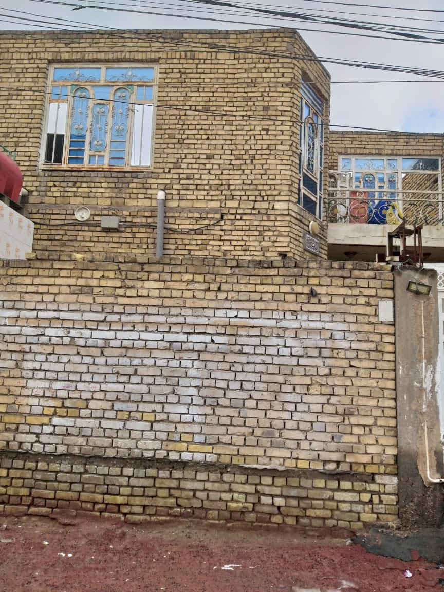 البيت للبيع المساحه 200 متر في حي الصادق الرفاق سابقآ طابق واحد على شارع عشرين الستفسار مباشر صاحب العقار ***********
