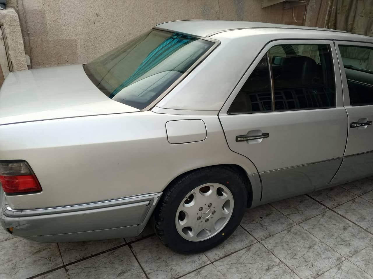 السلام عليكم 
للبيع فقط 
مارسيدس دب بيبي شبح e320 موديل 1994 اصل
رقم بغداد مشروع وطني باسمي تحويل مباشر
محرك بلادي خراطيم 6 سلندر ، كير D4 
سيارة جداً نظيفة وكلها بلادية مملعوب بيها 
محرك كير حدادية والكهربائيات كلها ممتازة  
تبريد جداً ممتاز 
دبل ايرباك 
عداد سرعه 260 كم 
كروز سرعة 
تخم تاير جديد قبل سبوع شادهن
كشنات جلد  تحكم كهرباء 
بردة خلفية كهرباء 
اريل كهرباء 
مراية جانبية كهرباء
جام 4 كهرباء
ستيرن كهرباء
سنتر لوك 4 ابواب 
سلايد طكتين 
قواعد دبل بلادية 
ويل كب تفاحة بلادي
مكاني بغداد السيدية  
السعر 88$  مجالها شي بسيط 
***********
