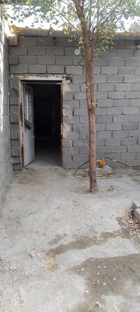 بيت ١٠٠م • غرفة كبيرة • حي اور