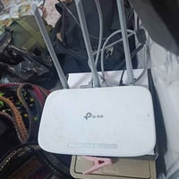 راوتر كامل للبيع مع واير شغال استعمال ٤ شهر فقط سعر ٩٠ وبي مجال 077008...