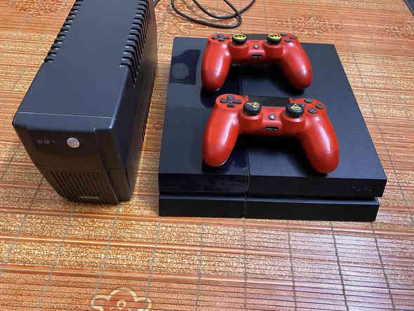 بلي ٤ فات للبيع ويدات ٢ اصليات ويو  بي  اس الجهاز ممفتوح من تاريخ الانتاج مالته لحد الان سعره ٢٢٠ قفل مكاني بغداد حي القاهره *********** واتس اب
