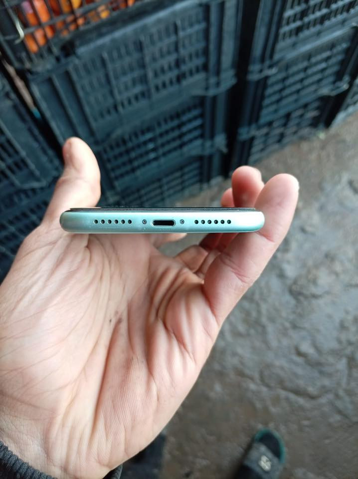 السلام عليكم ايفون 11 عادي نضافه 90/100 مبدل بطاريه فقط السعر 250  رقم ***********
